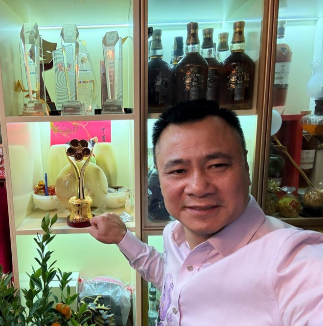 Nhà mới của NSND Tự Long- Ảnh 7. Các vật phẩm nghệ thuật trên kệ gỗ