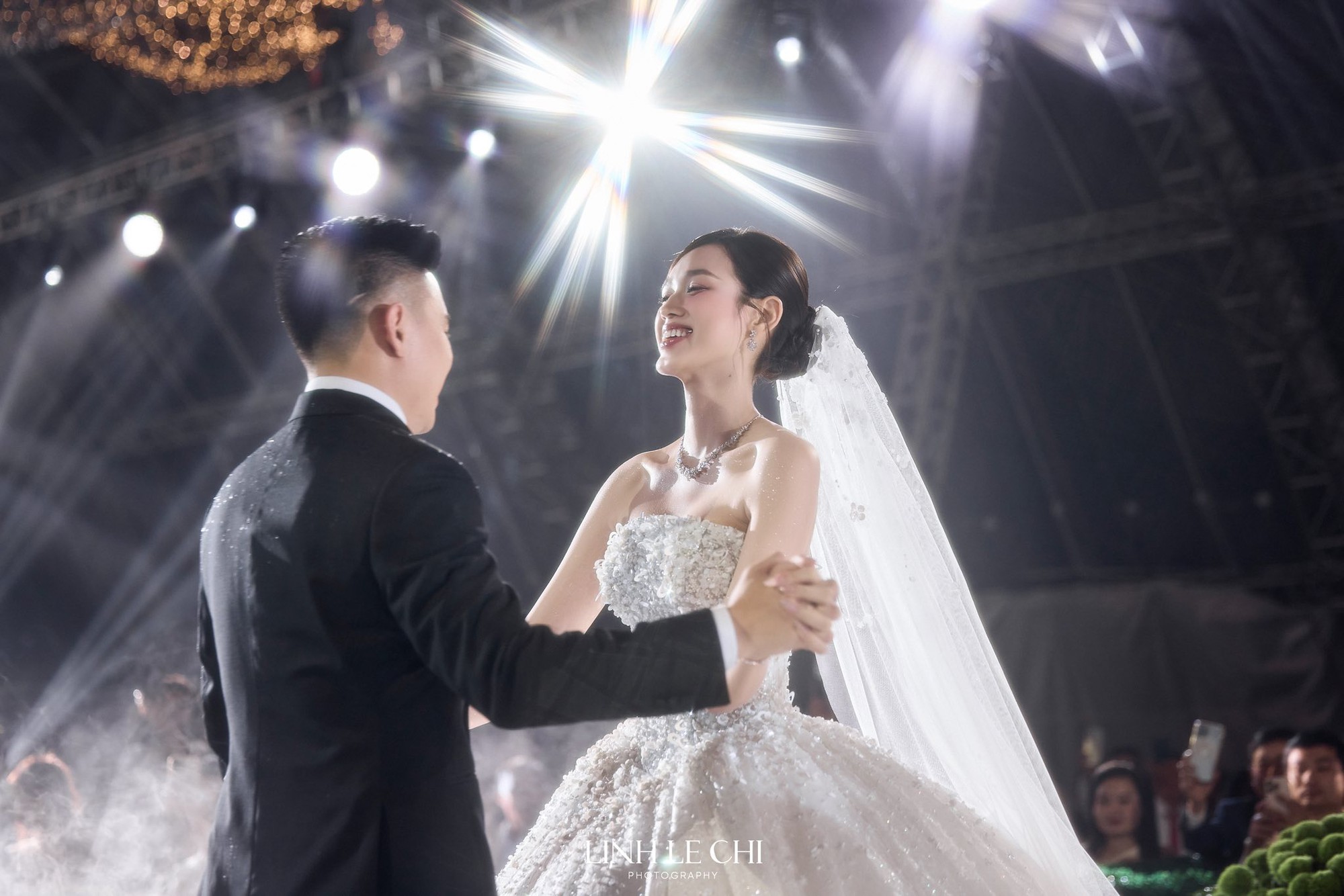 Đỗ Hà và Viết Vương hạnh phúc sau trao nhẫn Hoa hậu Đỗ Hà và chú rể say đắm tận hưởng niềm hạnh phúc