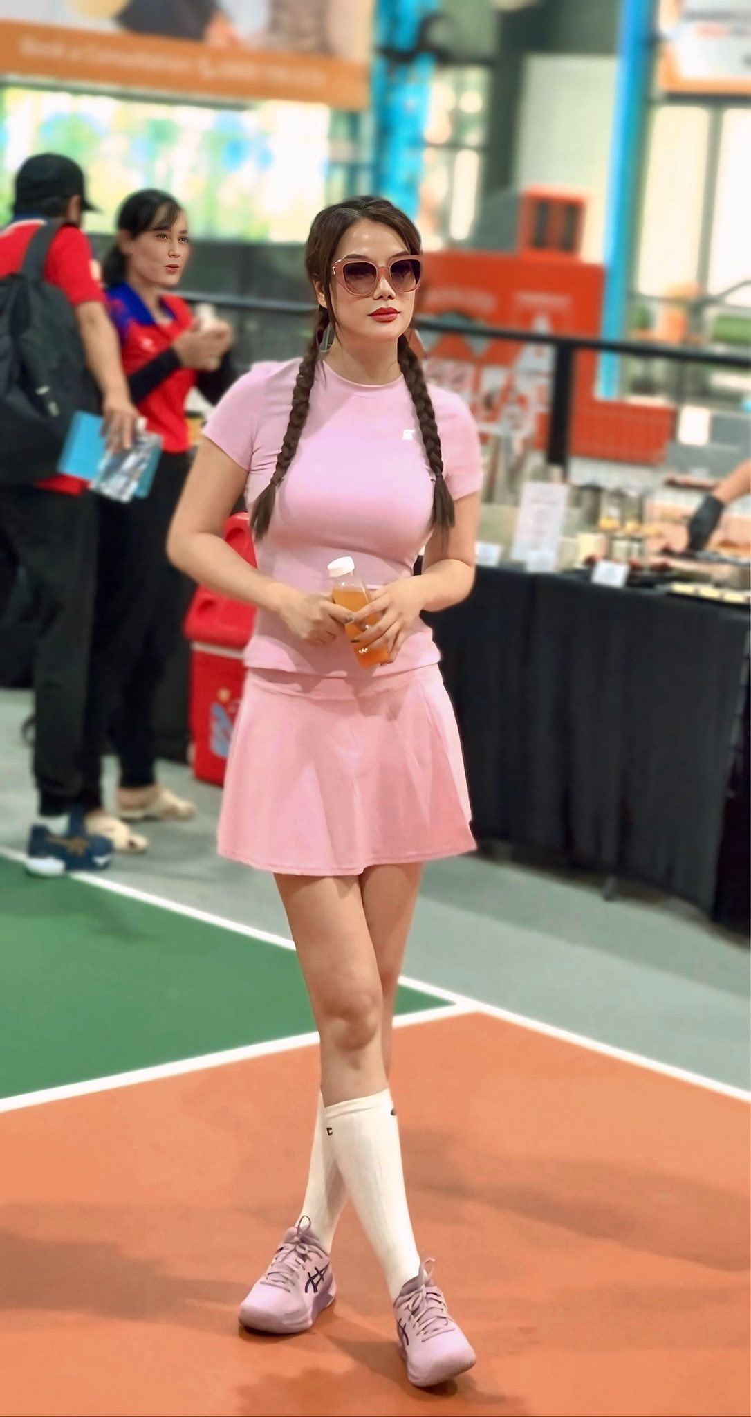 Nữ nghệ sĩ chăm chỉ tập gym và thể thao