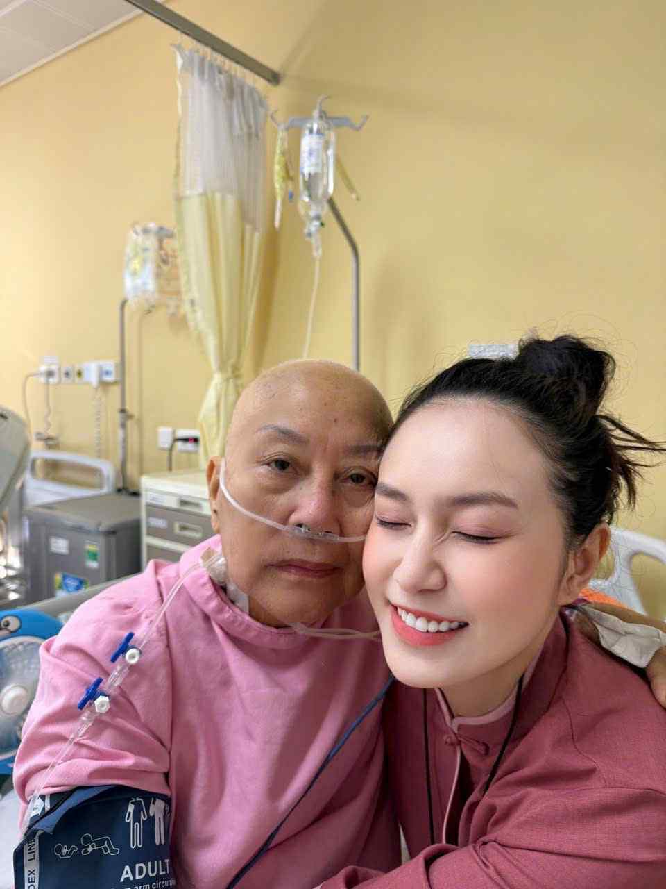 Hương Baby ôm mẹ chồng trong bệnh viện