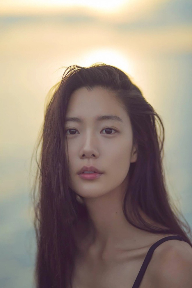 Clara Lee quyến rũ nổi bật khi mới vào nghề
