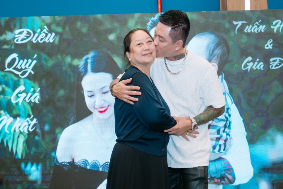 Tuấn Hưng bên cạnh mẹ
