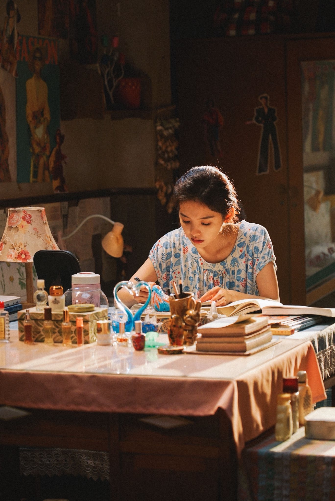 Yêu mỹ nhân này là sai thì cuộc đời này không ai cần đúng: Đẹp đến nỗi cả thế giới phải tương tư- Ảnh 5. Trang Trang nuôi giấc mơ tỏa sáng trên sân khấu lớn, nhưng lại phải đối diện với thực tại đầy khó khăn.