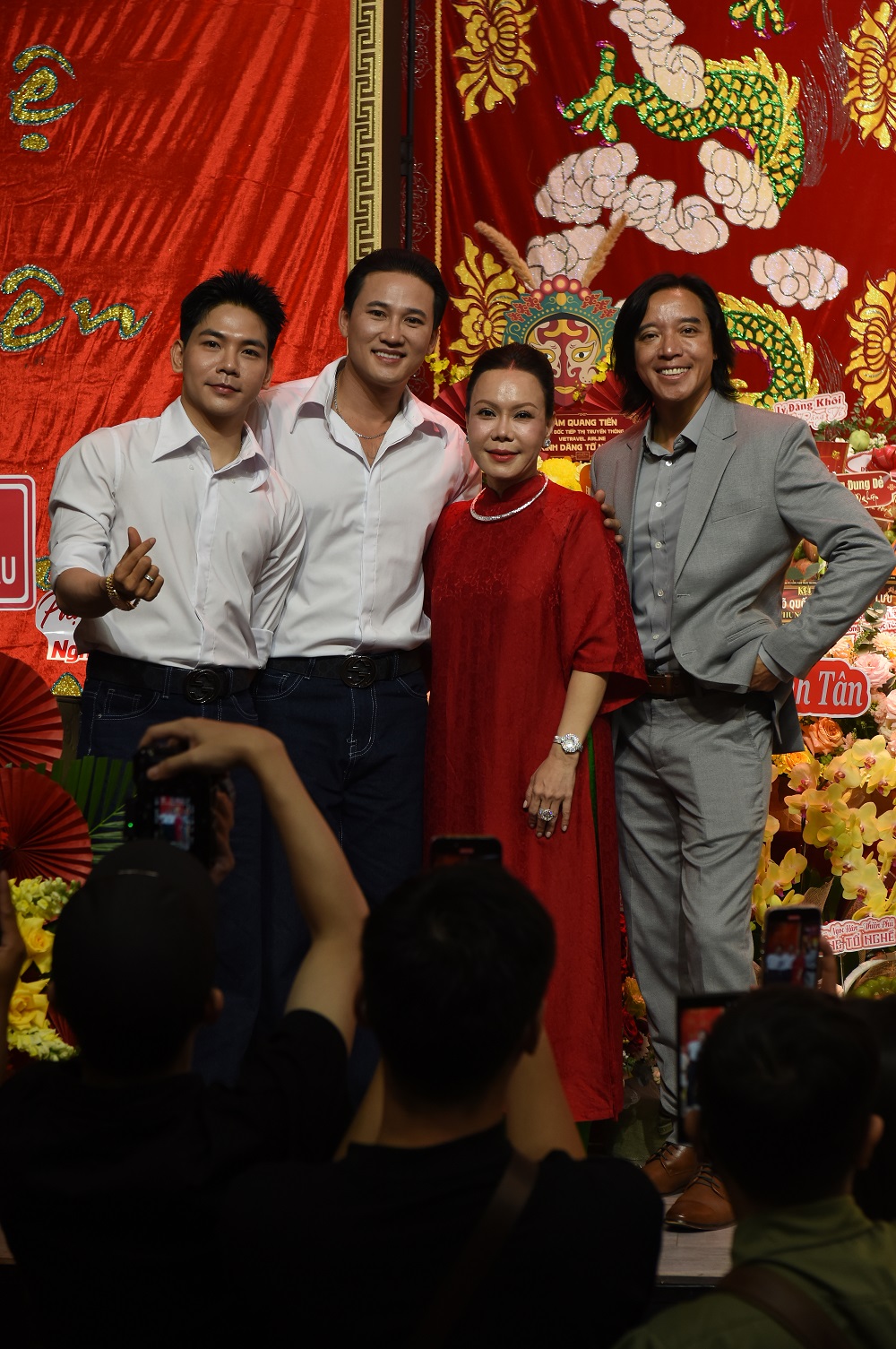 Nghệ sĩ Hà Trí Quang trong buổi dâng hương