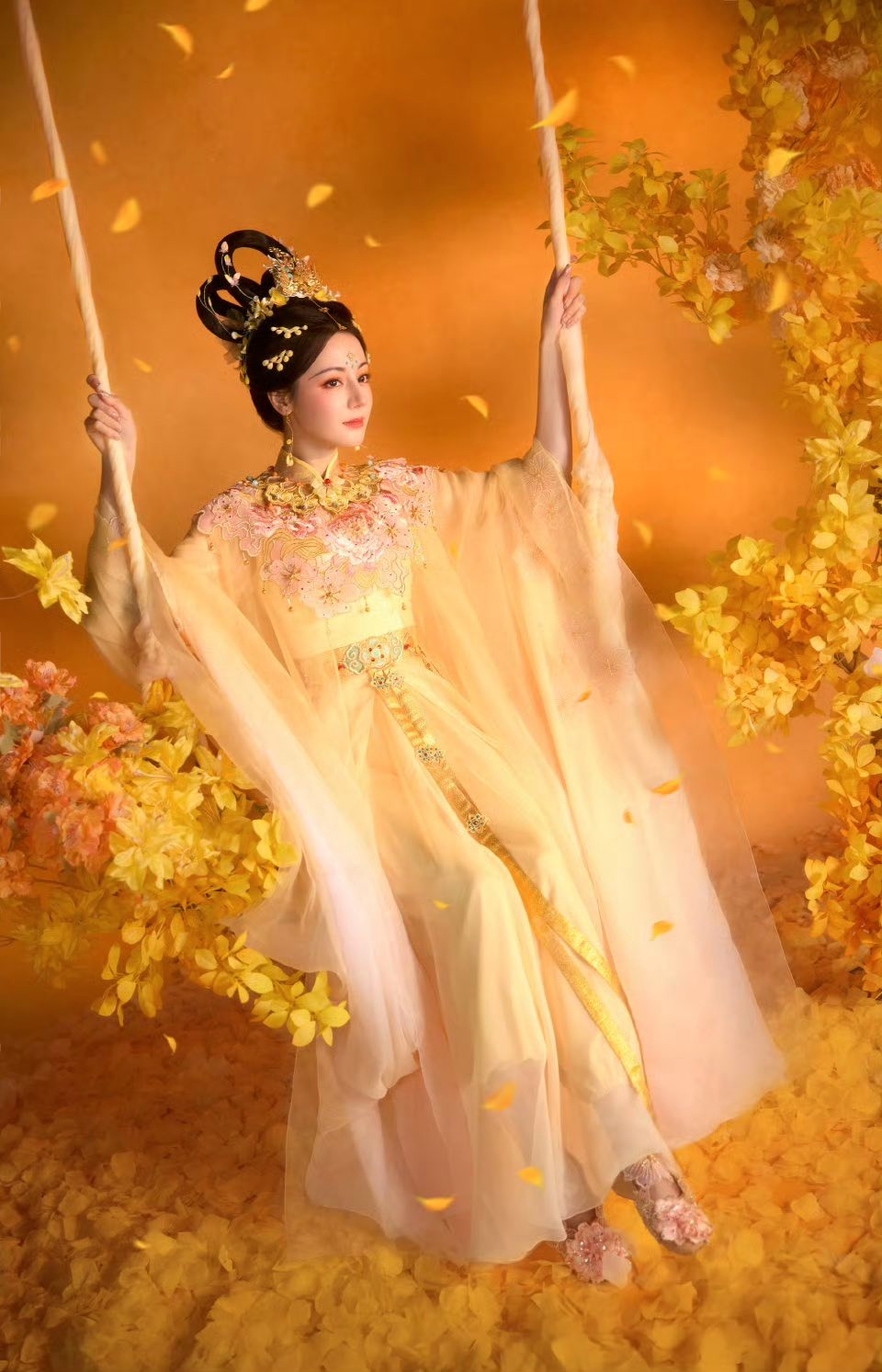 Gương mặt Địch Lệ Nhiệt Ba mang nét hiện đại, Tây nhưng hoàn hảo cho vai chị Hằng
