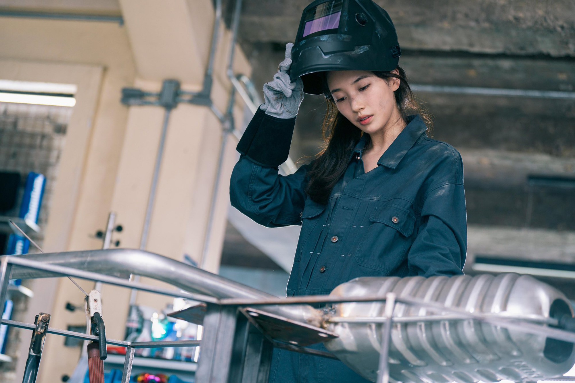 Suzy vẫn đẹp ngay cả trong cảnh lấm lem