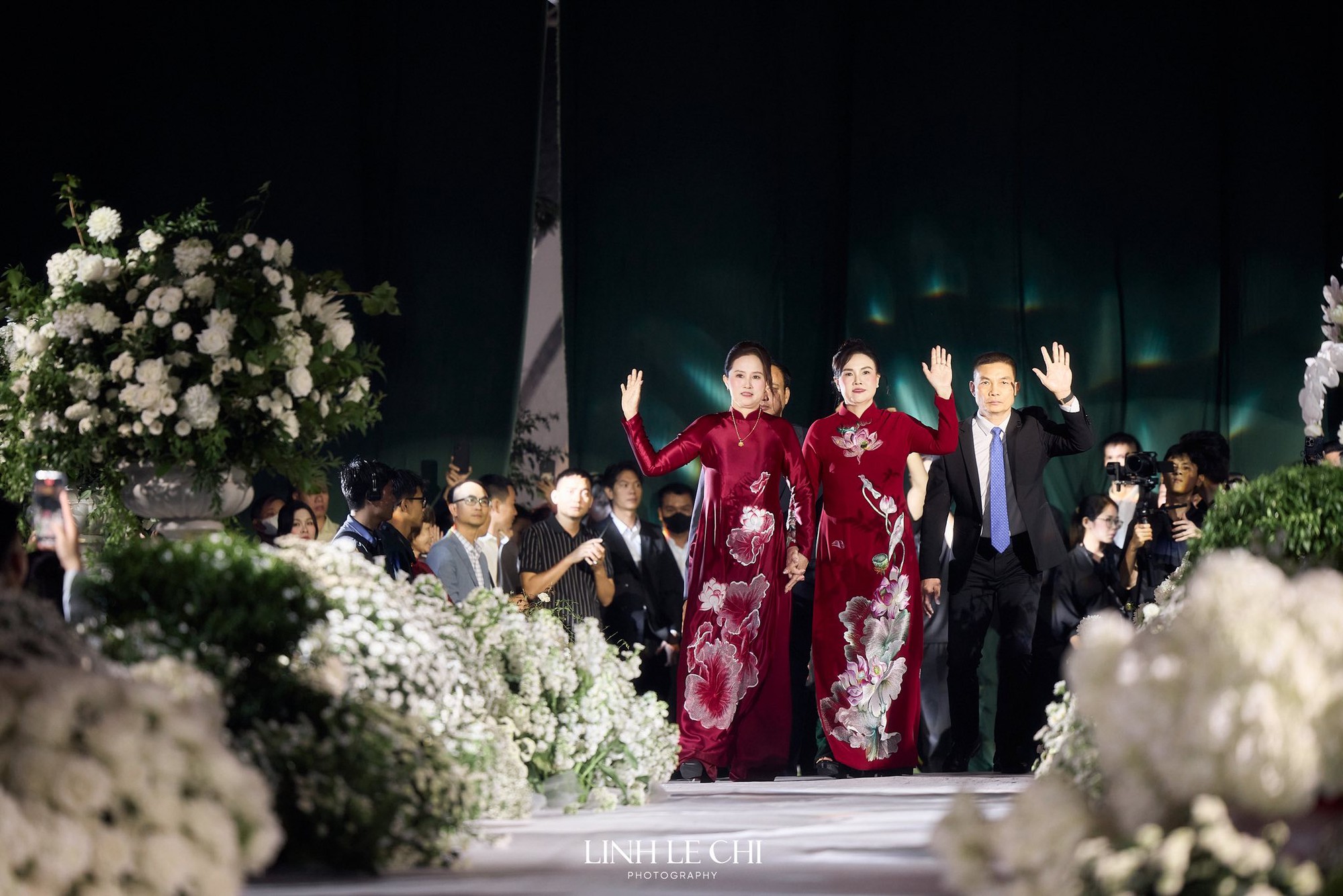Gia đình hai bên chào khách Hai bà sui nắm tay nhau chào khách mời