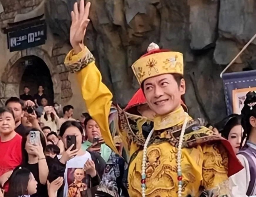 Đường Tăng 'Tây du ký' chật vật mưu sinh- Ảnh 2. Giang Hoa làm nhân viên tại khu du lịch