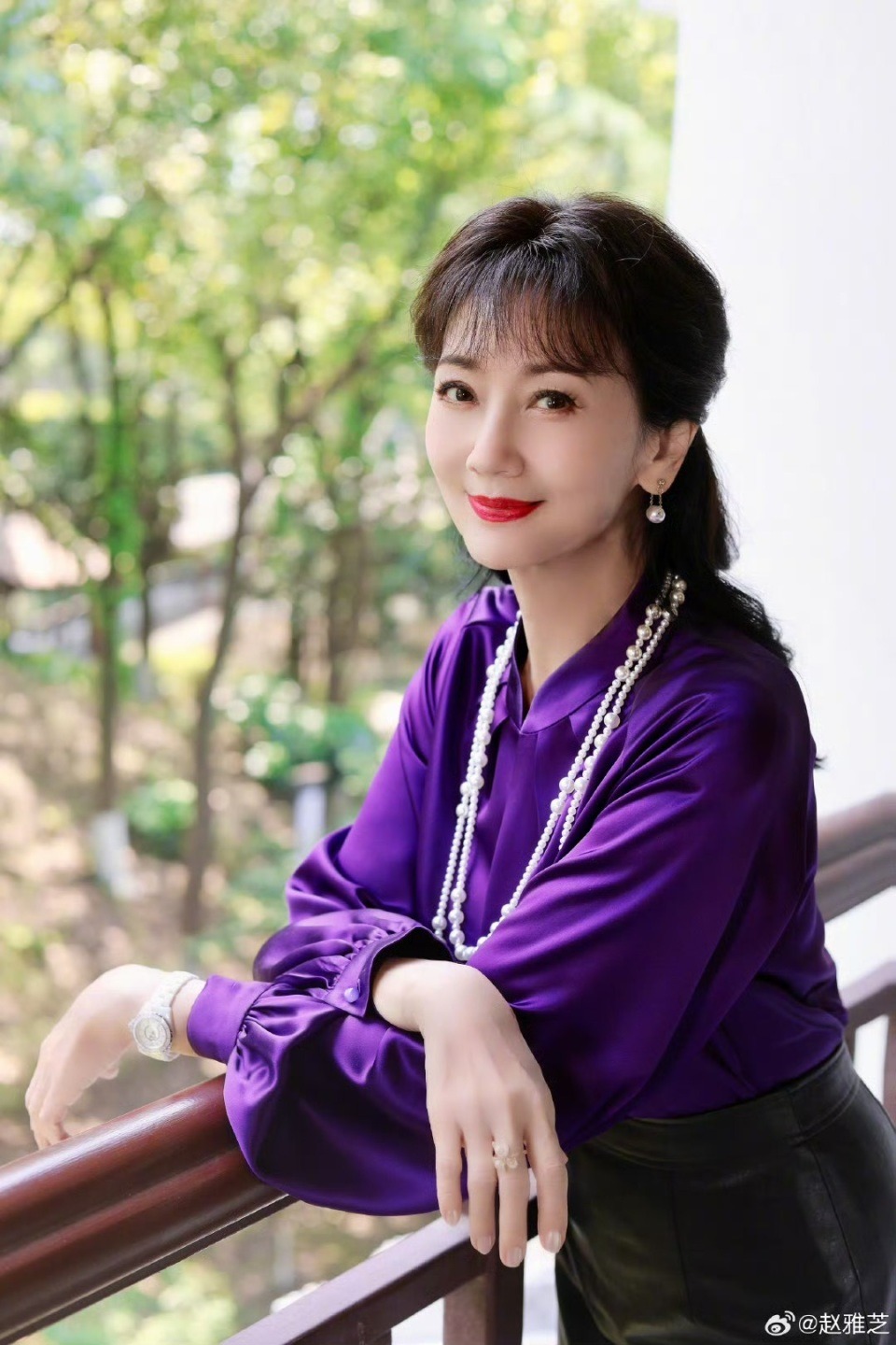 Triệu Nhã Chi phong thái quý phái, trẻ trung