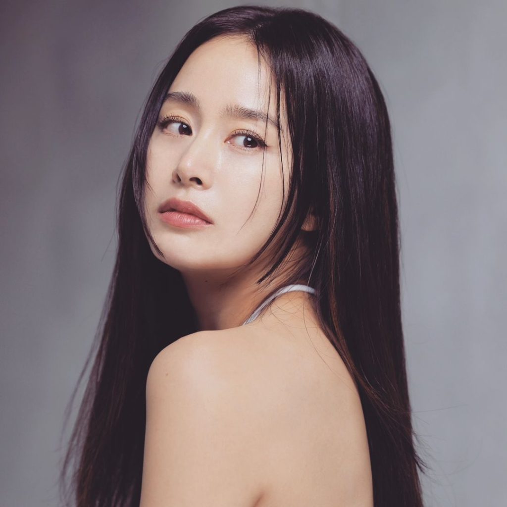 Kim Tae Hee với đôi mắt hiền và nét đẹp thanh lịch