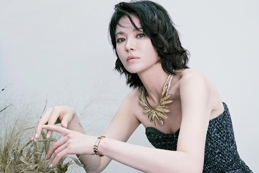 Song Hye Kyo với làn da mịn màng và ánh mắt chứa đựng câu chuyện