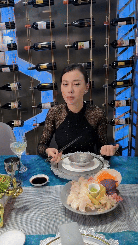 Bàn tiệc fine dining với đồ dùng nhà bếp cao cấp
