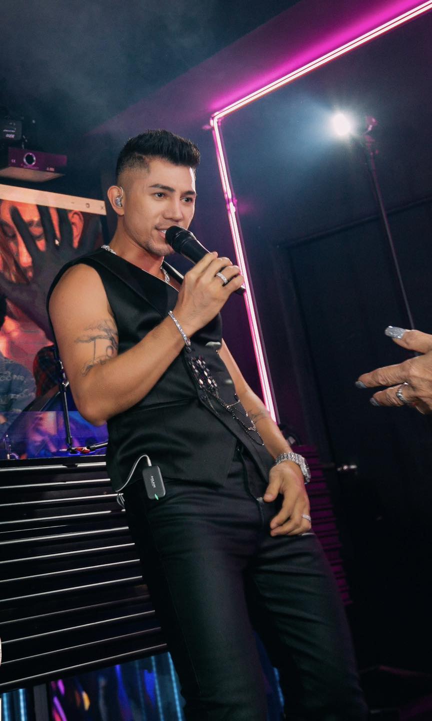 Nam ca sĩ hạng A hết thời “ăn bám” Ngân 98 là ai?- Ảnh 2. Lương Bằng Quang phẫu thuật thẩm mỹ