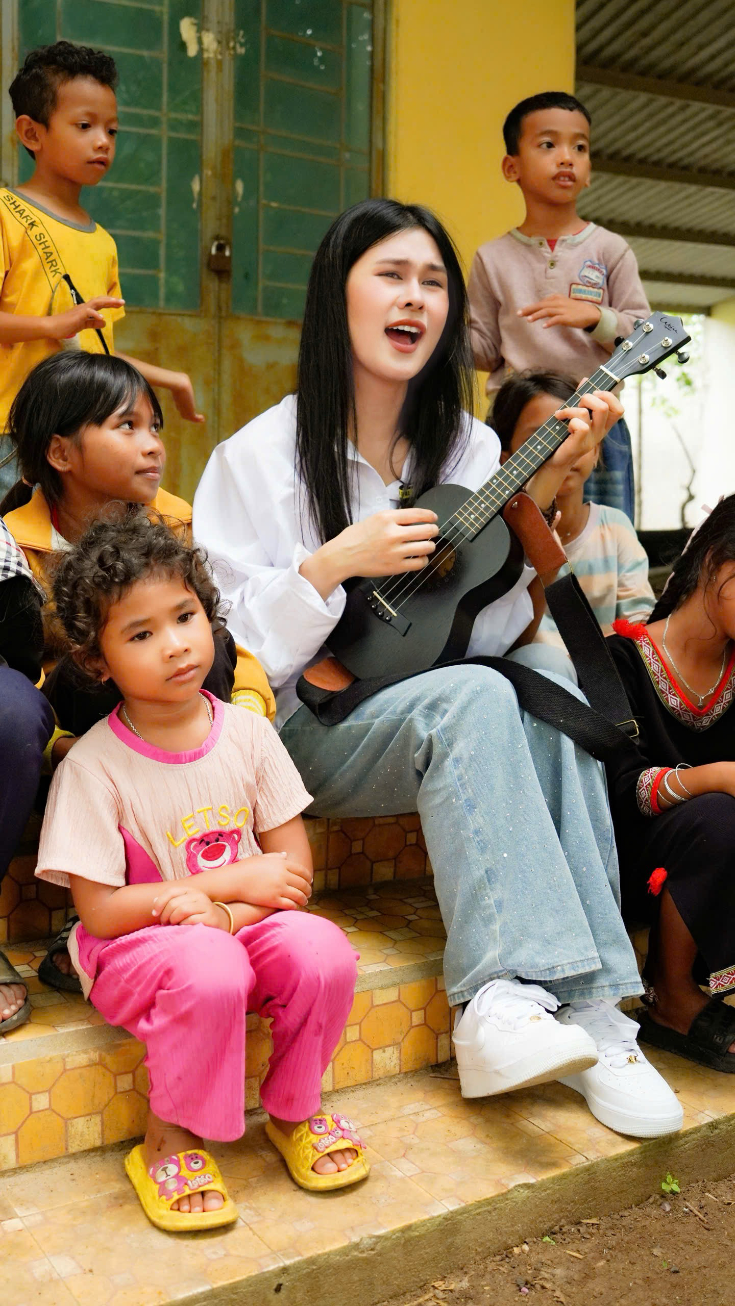 Ê-kíp quay MV cùng người dân làng phong