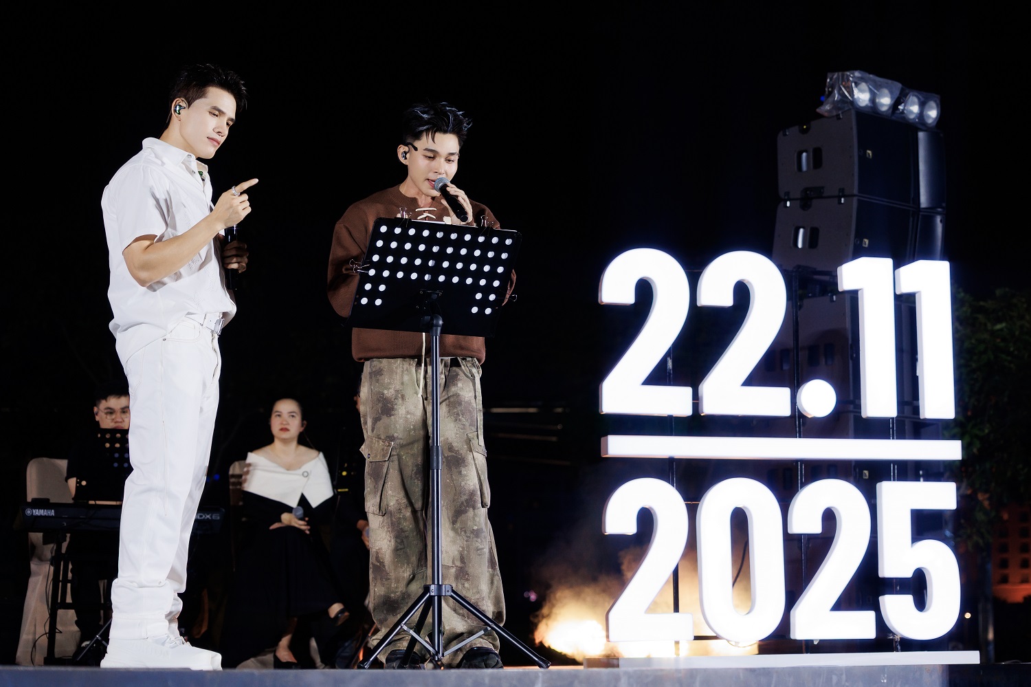 Quốc Thiên tái ngộ Jun Phạm trong mini show hâm nóng cho live concert SKYNote Hai ca sĩ Quốc Thiên và Jun Phạm song ca trên sân khấu