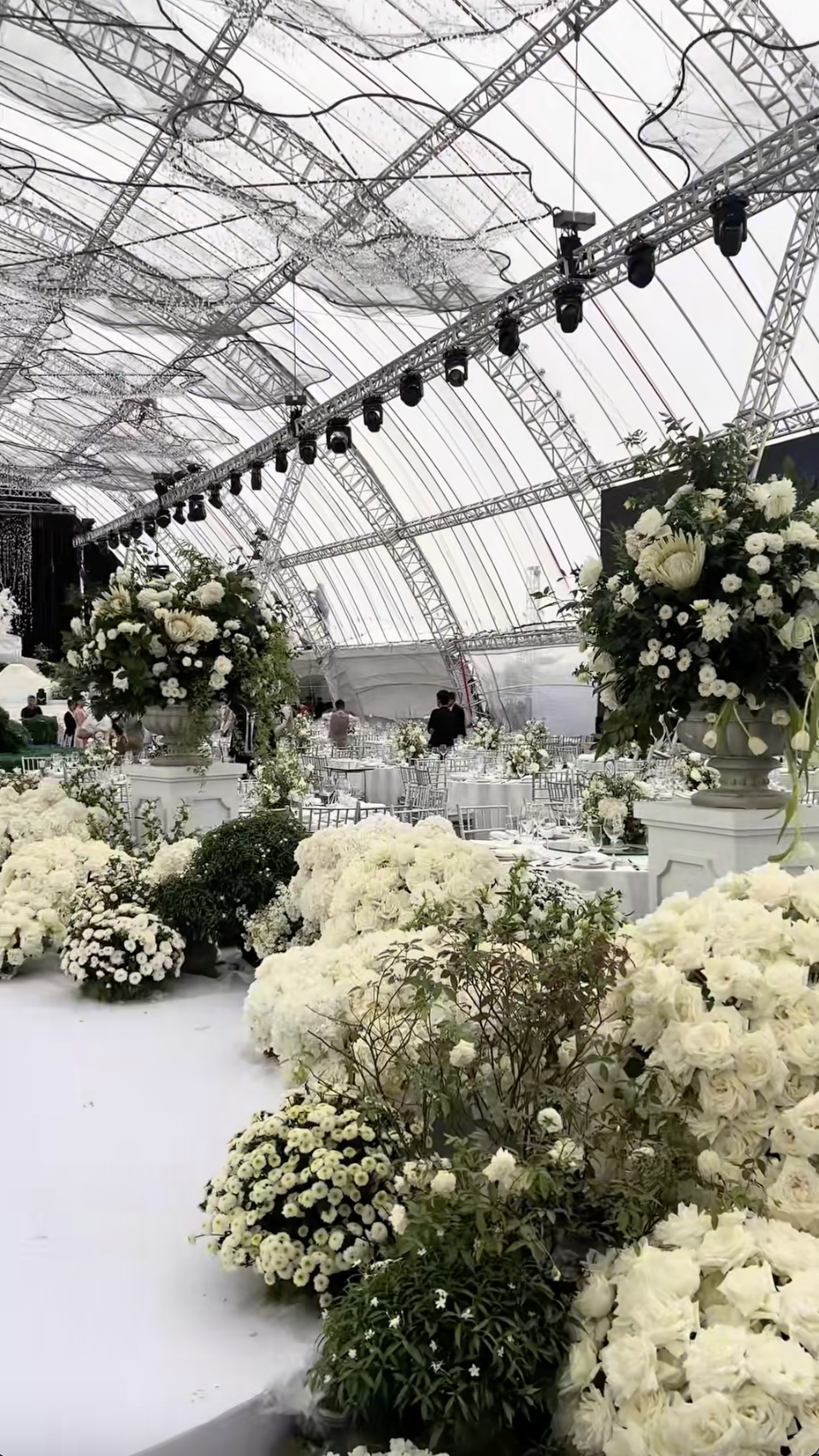 Không gian tiệc cưới sang trọng Rạp cưới với hệ thống đèn và hoa tươi trang trí cầu kỳ