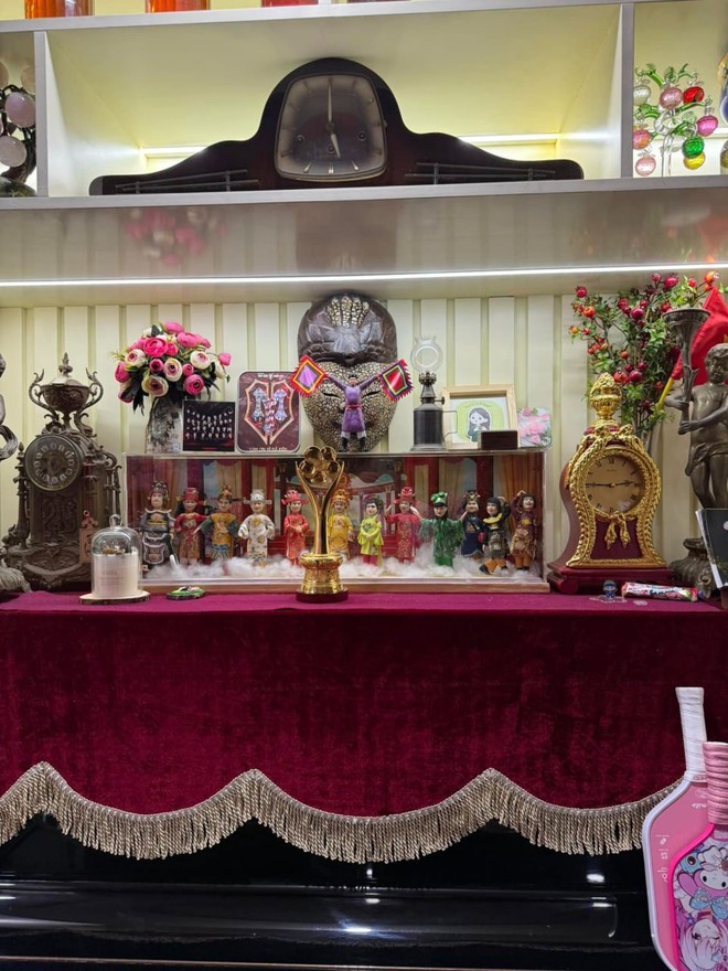 Nhà mới của NSND Tự Long- Ảnh 6. Kệ trưng bày sáng bóng