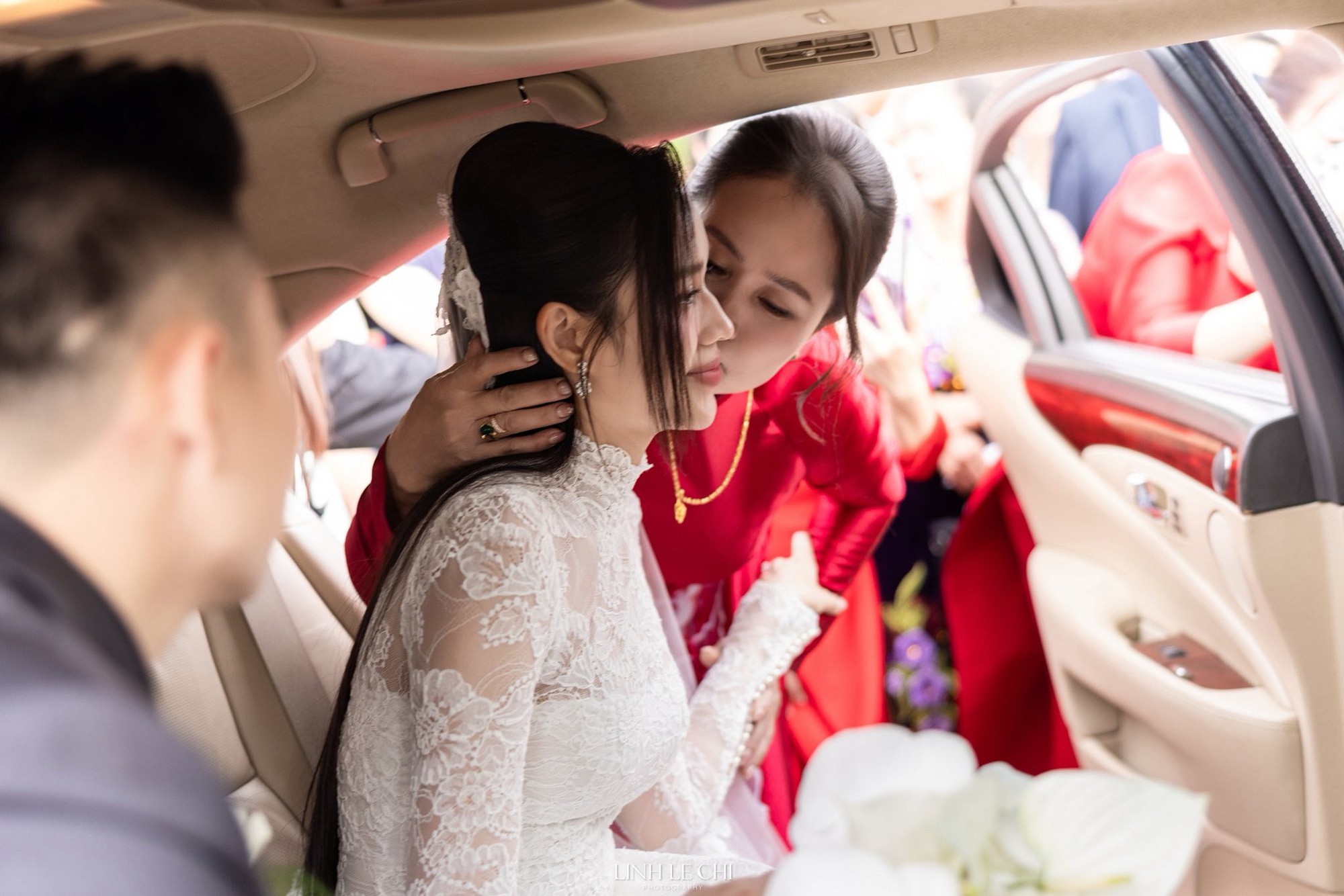 Mẹ Đỗ Hà không một nụ cười, gạt nước mắt khi đưa con gái về làm dâu hào môn- Ảnh 7. Ánh mắt chứa đầy cảm xúc của mẹ Đỗ Hà