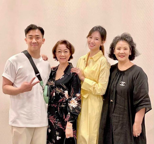Trấn Thành đính chính- Ảnh 4. Vợ chồng Trấn Thành luôn thể hiện sự hiếu thuận với gia đình 2 bên