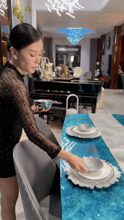 Phương Oanh chuẩn bị bàn tiệc fine dining
