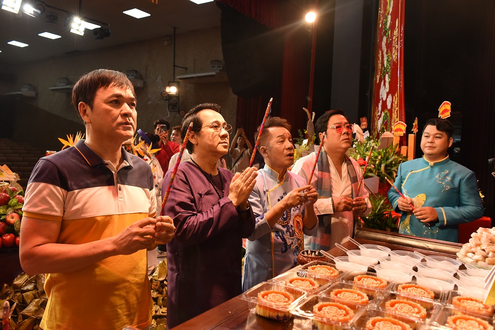 Nghệ sĩ dâng hương tại sân khấu Trương Hùng Minh