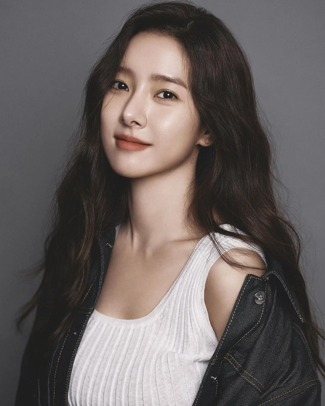 Kim So Eun với nụ cười nhẹ nhàng và đôi mắt tròn