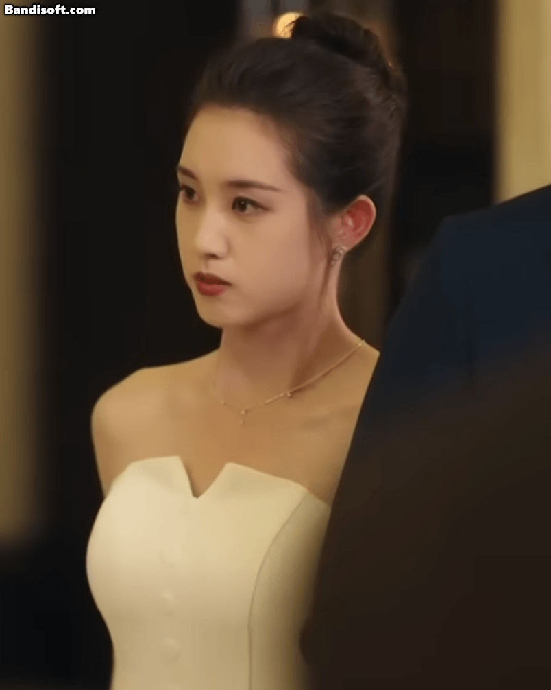Lưu Vũ Hân không chỉ xinh đẹp vô cùng mà còn có diễn xuất tốt. Cô được đào tạo bài bản tại Học viện Hý kịch trung ương Trung Quốc.