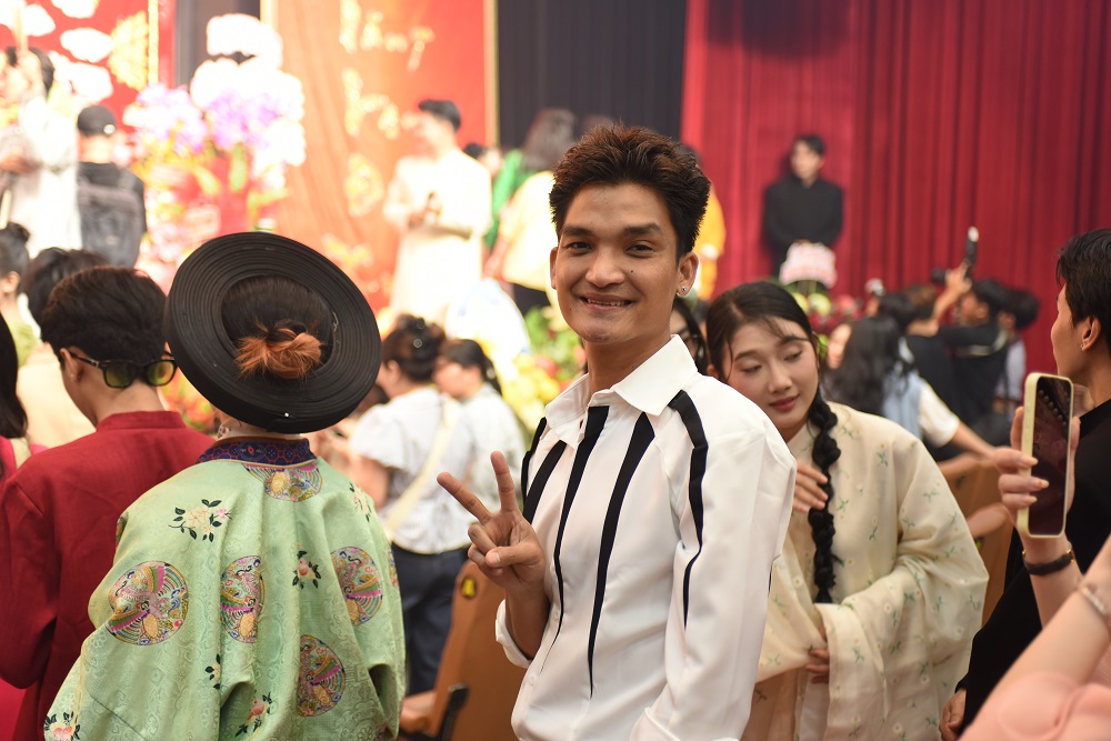 Nghệ sĩ Mạc Anh Khoa tại sân khấu dự lễ giỗ