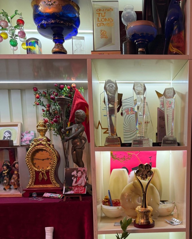 Nhà mới của NSND Tự Long- Ảnh 8. Kỷ vật nghệ thuật được trưng bày bài trí đẹp mắt