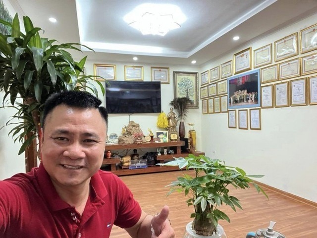 Nhà mới của NSND Tự Long- Ảnh 9. Bằng khen nghệ thuật treo trang trọng trong nhà