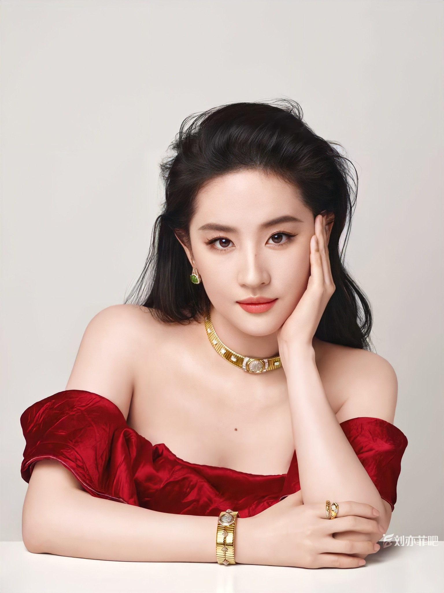 Lưu Diệc Phi với tạo hình hồ ly trắng