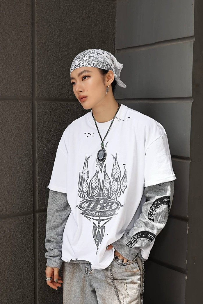 Angela Phương Trinh làm trò?- Ảnh 2. Phong cách 'làm lố' của Angela Phương Trinh