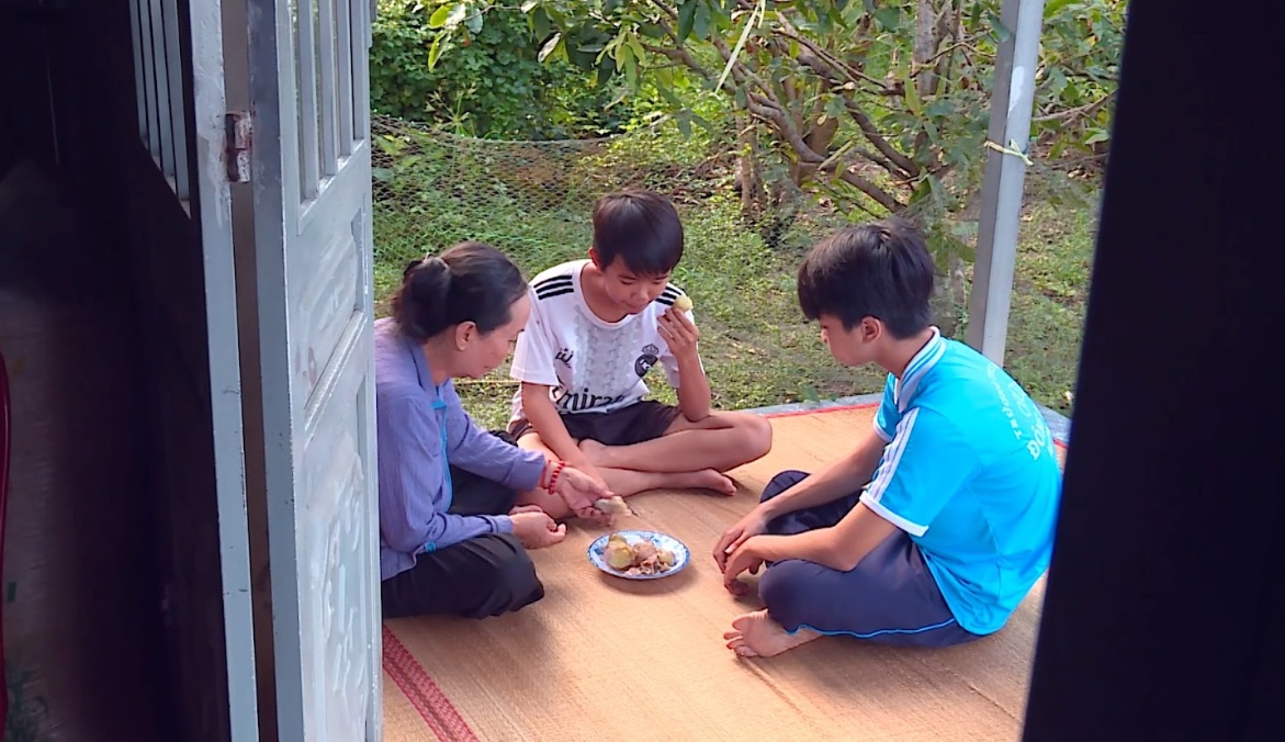 Hai anh em Trọng Khang bên bà nội