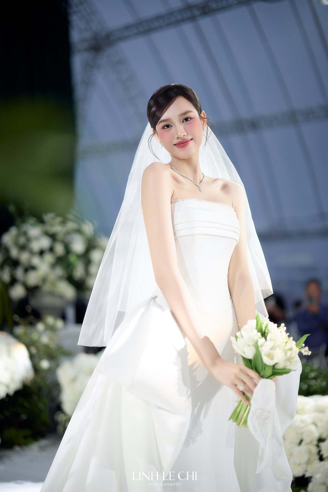 Đỗ Hà đón tiếp khách mời thân mật Hoa hậu Đỗ Hà diện váy trắng tinh khôi đón khách