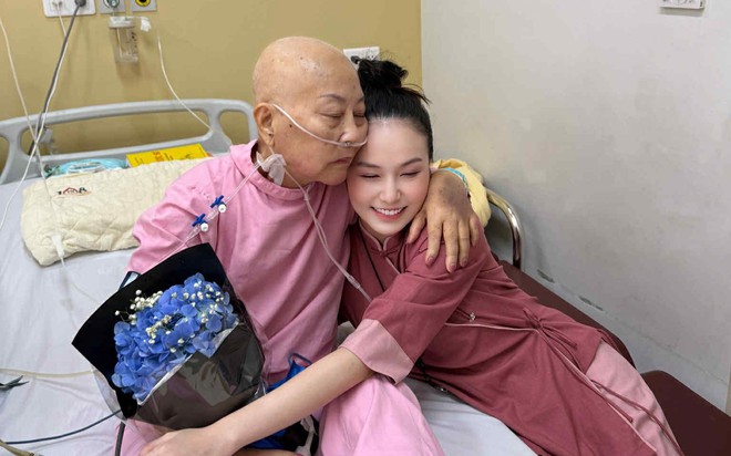 Tuấn Hưng bên mẹ trong bệnh viện