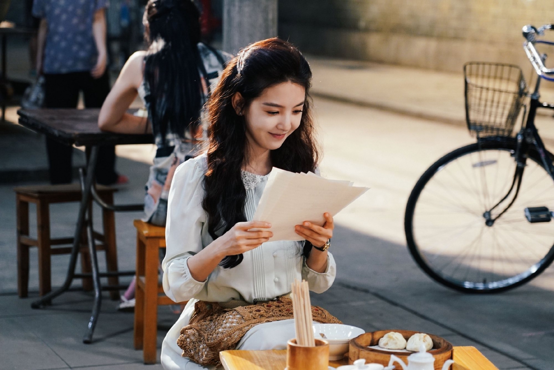 Yêu mỹ nhân này là sai thì cuộc đời này không ai cần đúng: Đẹp đến nỗi cả thế giới phải tương tư- Ảnh 2. Tạo hình mang hơi thở thời đại cũ giúp nâng tầm nhan sắc của mỹ nhân sinh năm 1996.