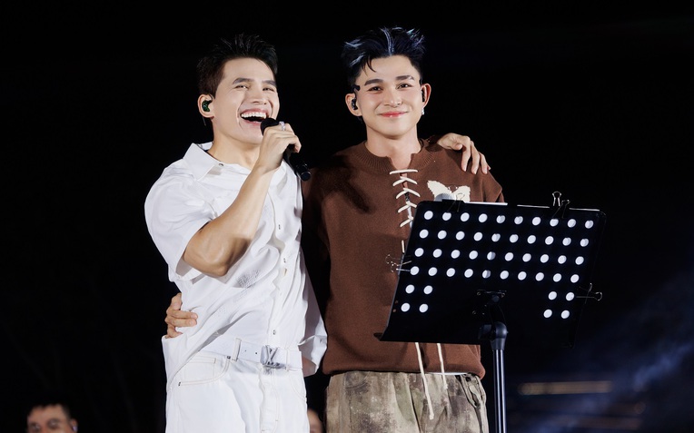 Quốc Thiên tái ngộ Jun Phạm trong mini show hâm nóng cho live concert SKYNote Quốc Thiên trong mini show tại Thủ Thiêm Riverstage