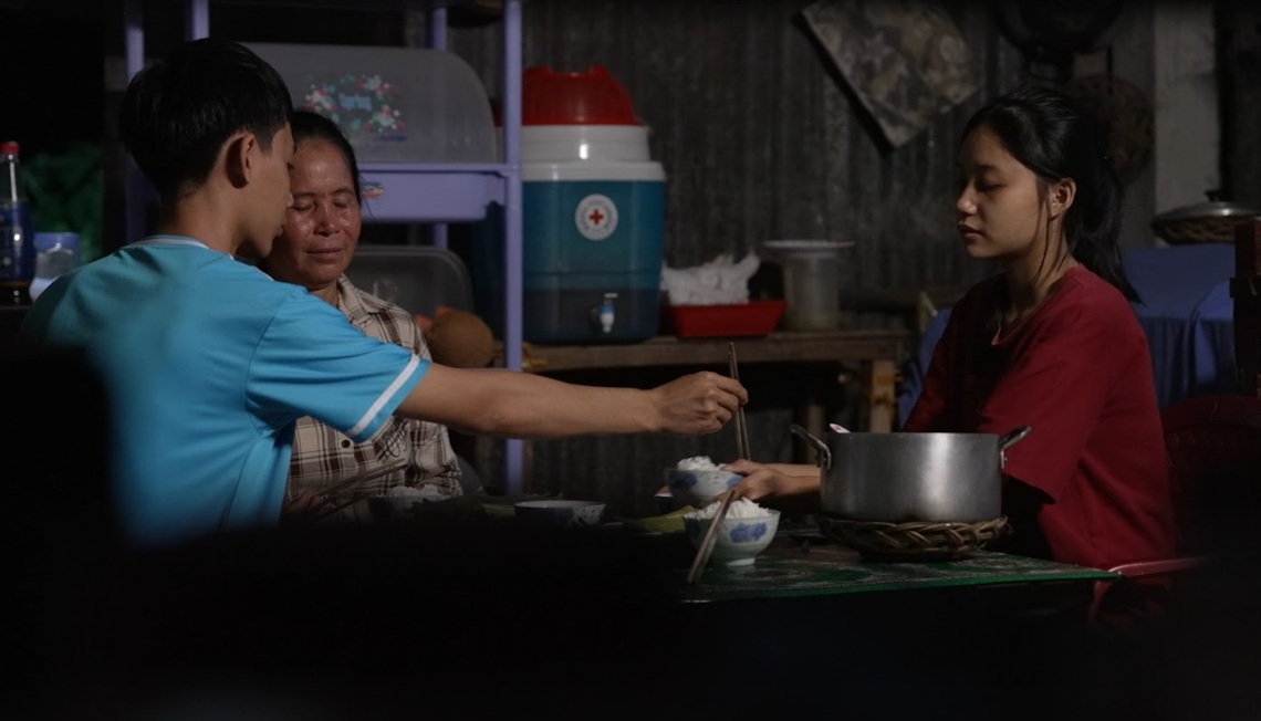 Nhà cửa đơn sơ của gia đình Huyền Anh