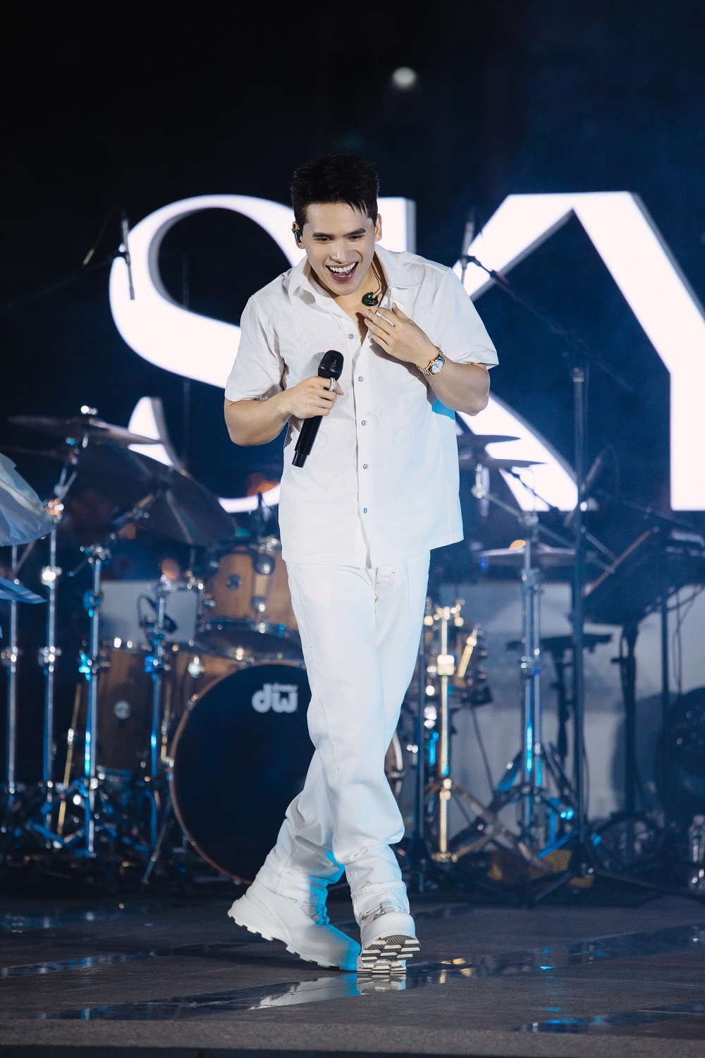 Quốc Thiên tái ngộ Jun Phạm trong mini show hâm nóng cho live concert SKYNote Quốc Thiên và Jun Phạm cùng biểu diễn trên sân khấu