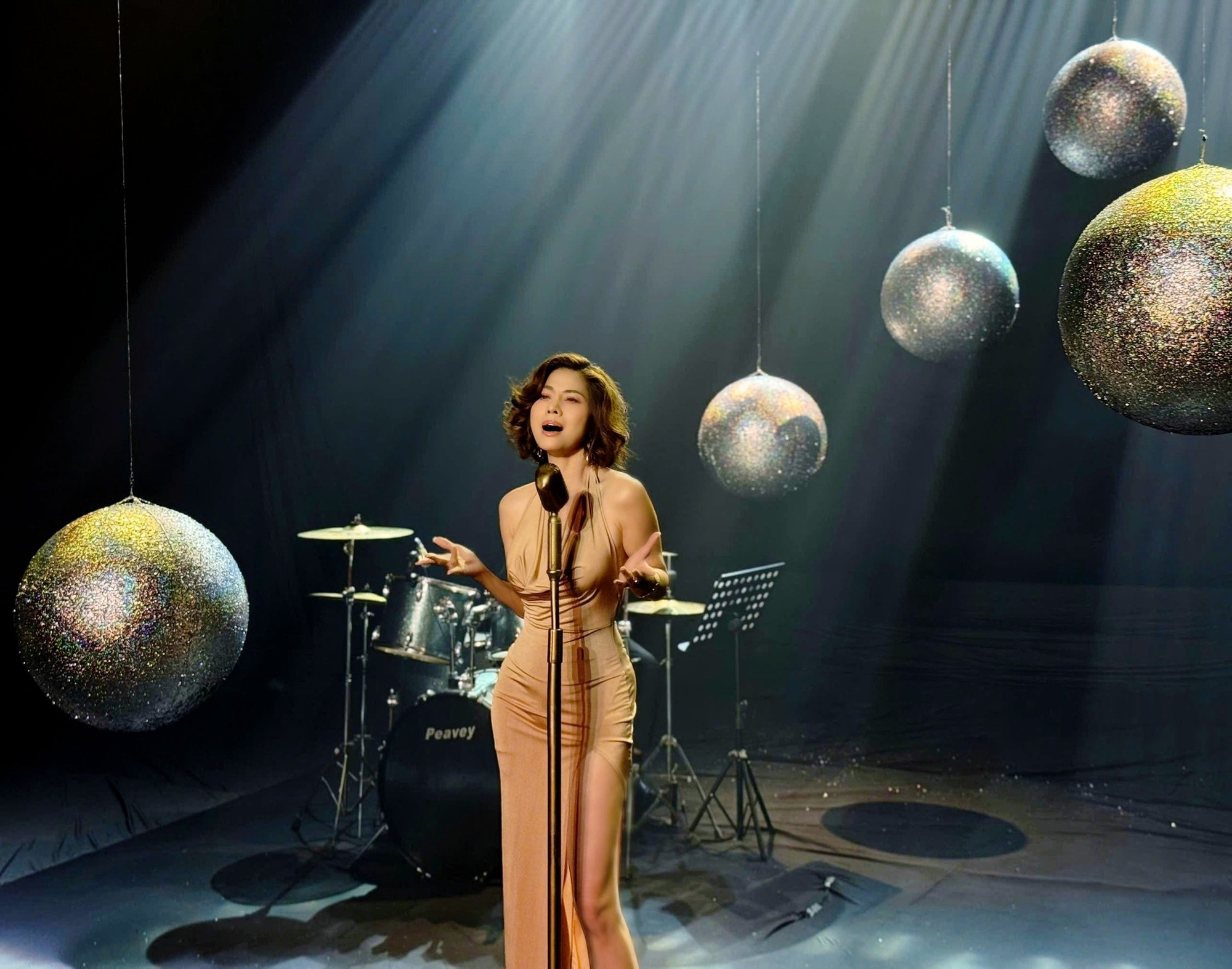 Hồ Lệ Thu được mệnh danh là nữ ca sĩ sexy nhất hải ngoại Phong cách sexy của Hồ Lệ Thu