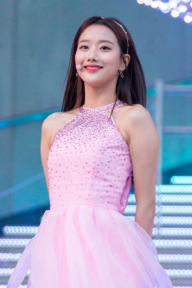 Sự hết thời của 1 ngôi sao: Làm gì cũng gây ngứa mắt, chiêu trò “tẩy trắng” nhìn thôi đã mệt- Ảnh 1. Lee Naeun từng đứng hạng nhất cuộc bình chọn nữ thần tượng xinh đẹp nhất Kpop