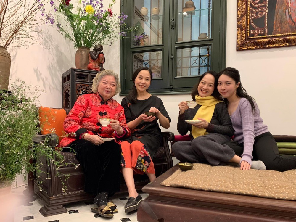 Nghệ sĩ Lê Mai bên con, cháu. Nghệ sĩ Lê Mai với các thành viên gia đình