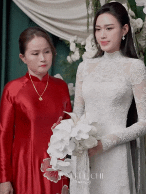 Mẹ Đỗ Hà không một nụ cười, gạt nước mắt khi đưa con gái về làm dâu hào môn- Ảnh 2. Mẹ Đỗ Hà nhiều lần lén nhìn con gái với ánh mắt buồn