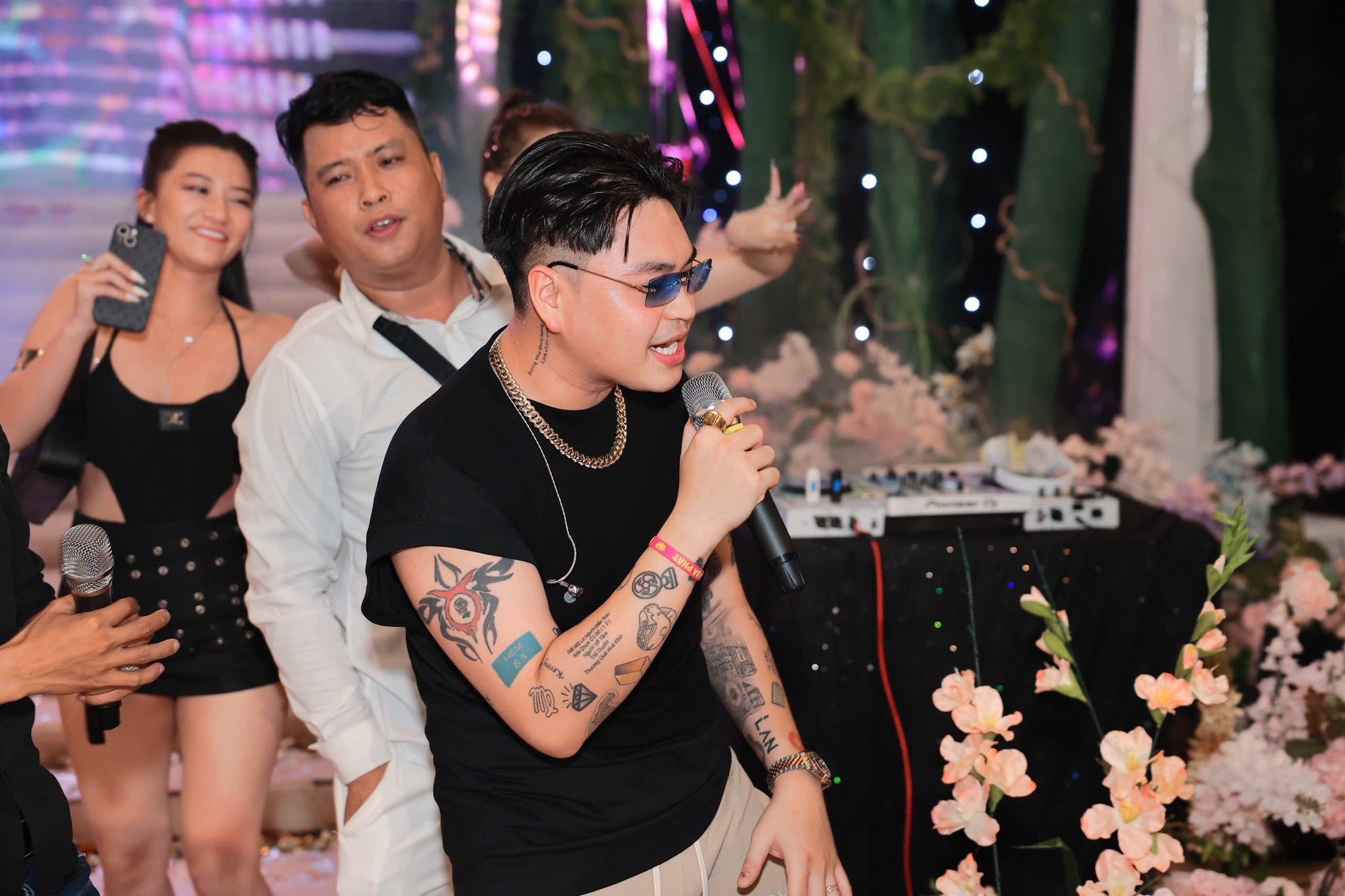 Nam ca sĩ với trang phục streetwear và hình xăm