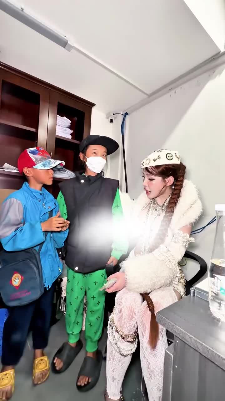 Lương Bằng Quang đăng clip cũ của Ngân 98