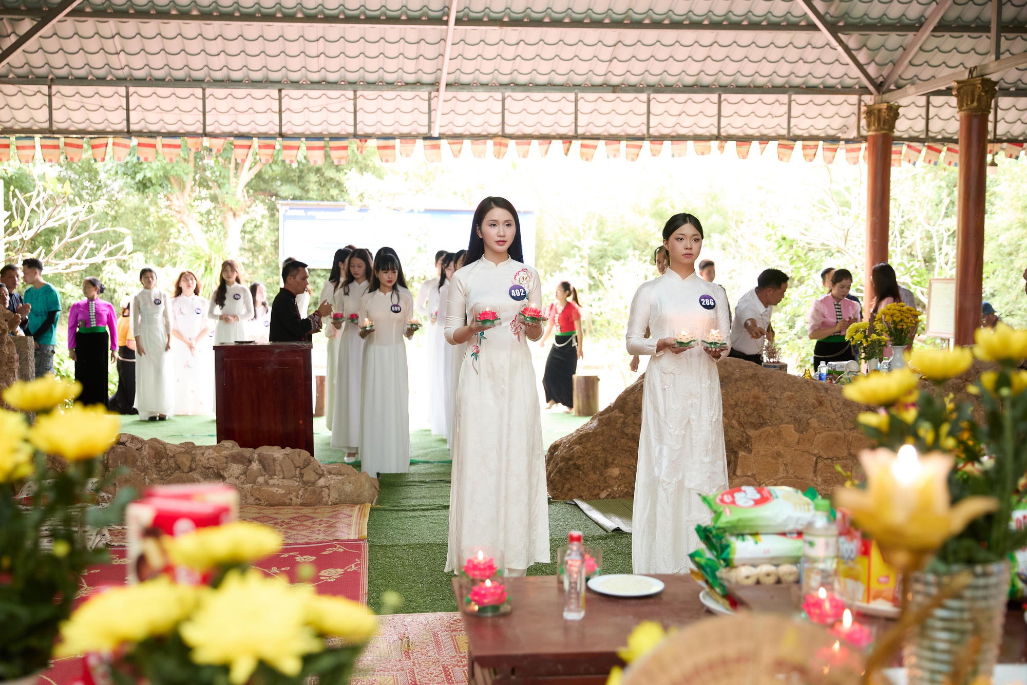 Các thí sinh dâng hương