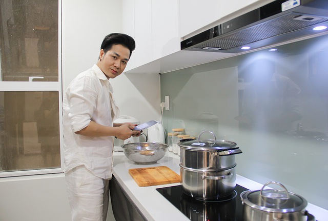 Nam ca sĩ chú trọng chăm sóc mẹ và dành thời gian cho nghệ thuật