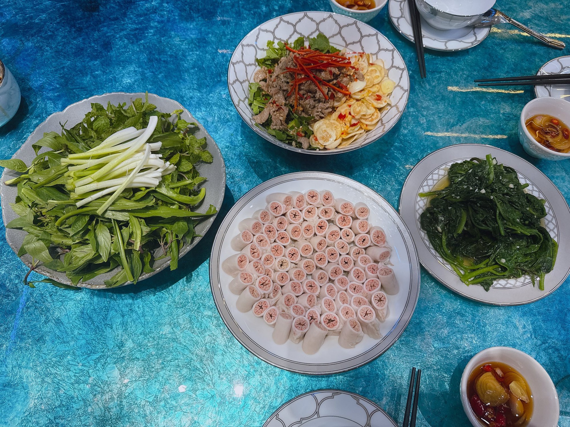 Mâm cơm gia đình được bày biện sang trọng