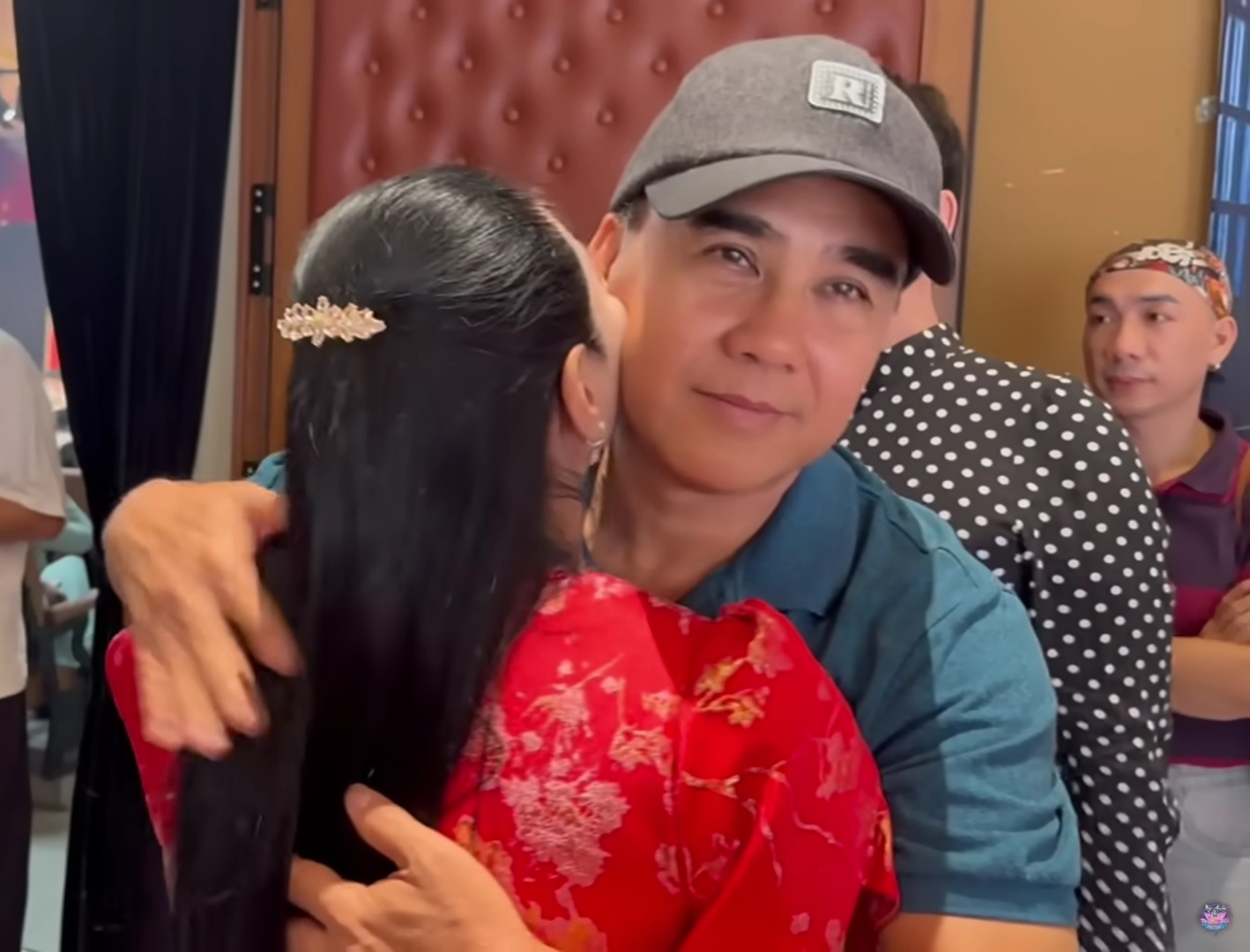 Phó chủ tịch Quyền Linh ôm NSƯT Ngọc Huyền Quyền Linh ôm Ngọc Huyền thân mật