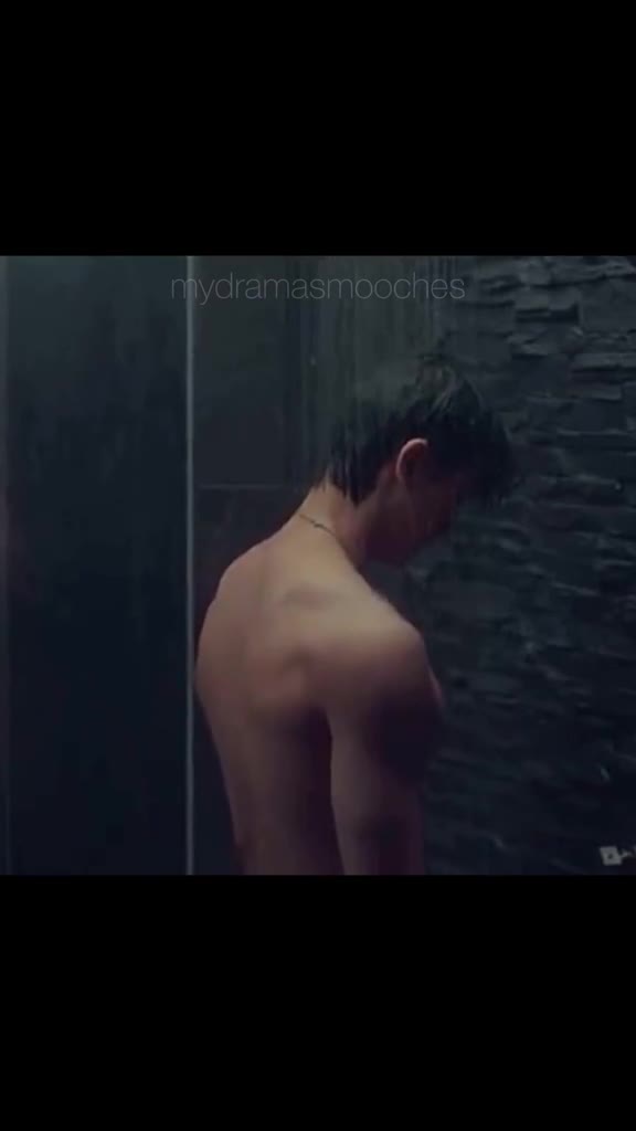 Màn trình diễn phòng tắm đẹp mắt của Song Kang